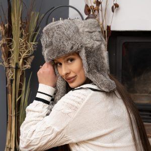 Сива шапка заек - ушни клапи обрамчват лицето, гъста косъмче текстура по цялата повърхност