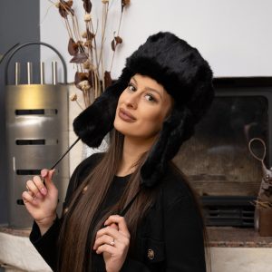 Черна ушанка от заешка кожа с черни кожени връзки и спуснати ушни капаци - страничен детайл