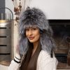 Дамска зимна шапка Тофи от естествена кожа, преден ракурс на модела с пух от сребриста лисица