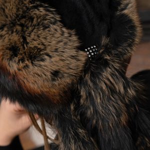 Кафява и черна дамска шапка от лисица в употреба - рижаво-кафяво-черна козина с кристален елемент в центъра