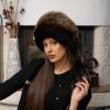 Кафяво-черна дамска шапка от лисица - кафяво-бронзов купол с черна периферия и две удължени лисичи опашки